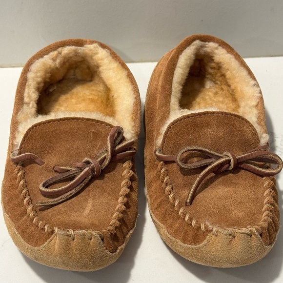 L.L Bean Kids Suede Sherpa Lined Slippers - Picture 3 of 8
